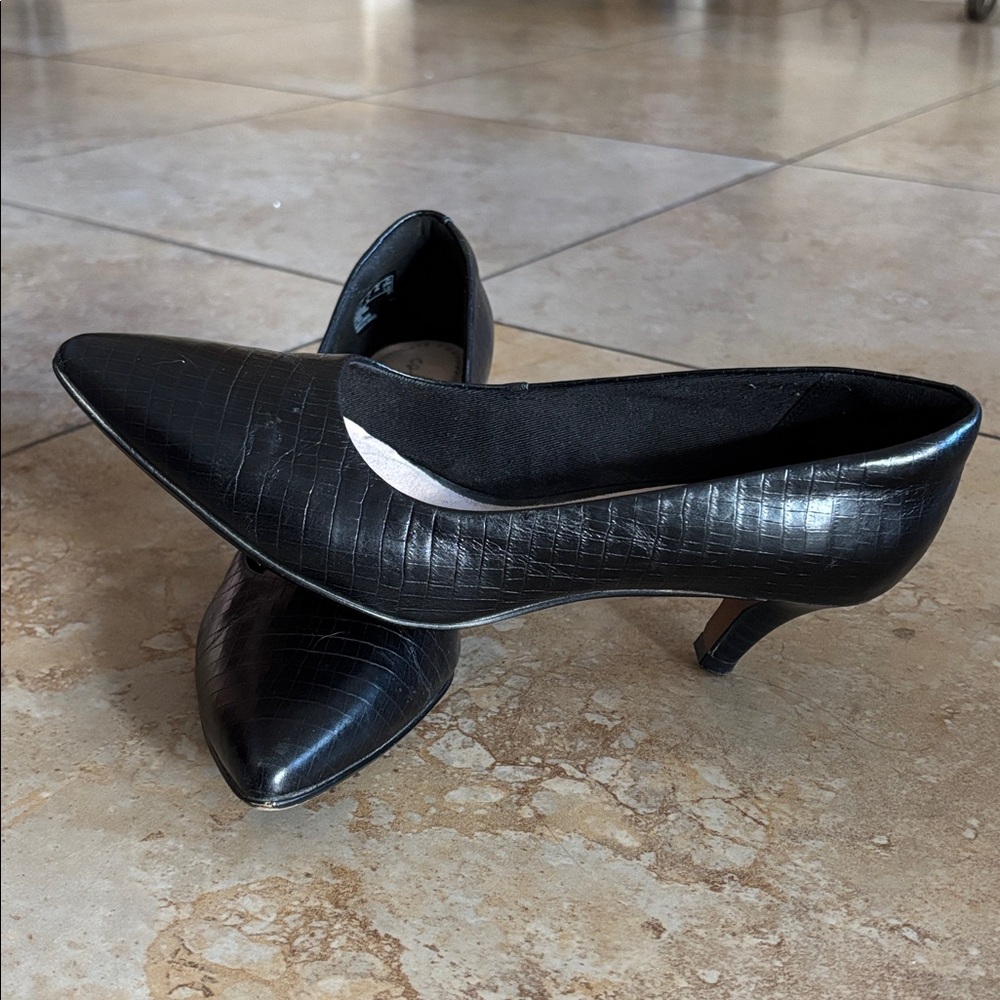 Clark’s Collection B Black Croc-Embossed 2”Heels size 7.5